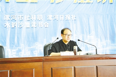 李运生老师认真讲解.